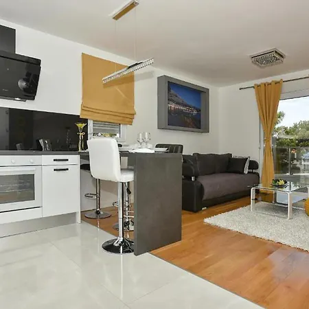 1 Bedroom Beautiful In Makarska