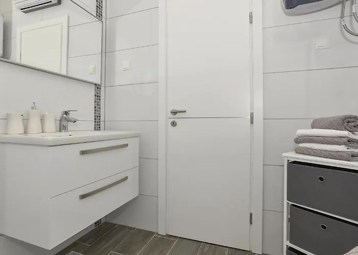 Apartman 1 Bedroom Beautiful In Makarska