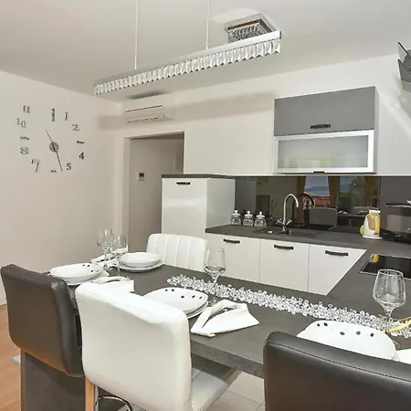 1 Bedroom Beautiful In *