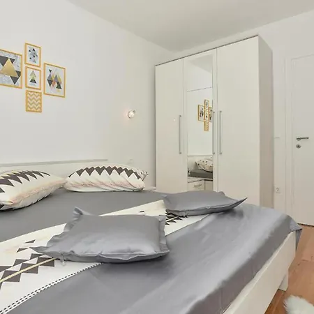 Apartment 1 Bedroom Beautiful In Makarska